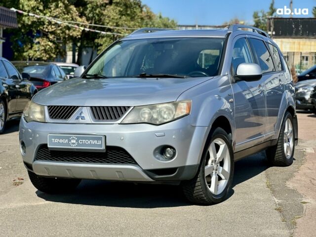 Серый Мицубиси Аутлендер ХЛ, объемом двигателя 3 л и пробегом 201 тыс. км за 8300 $, фото 1 на Automoto.ua