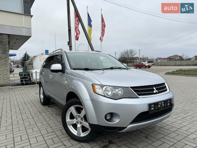 Серый Мицубиси Аутлендер ХЛ, объемом двигателя 3 л и пробегом 195 тыс. км за 10300 $, фото 1 на Automoto.ua