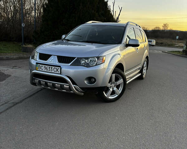 Серый Мицубиси Аутлендер ХЛ, объемом двигателя 2.36 л и пробегом 177 тыс. км за 8750 $, фото 1 на Automoto.ua