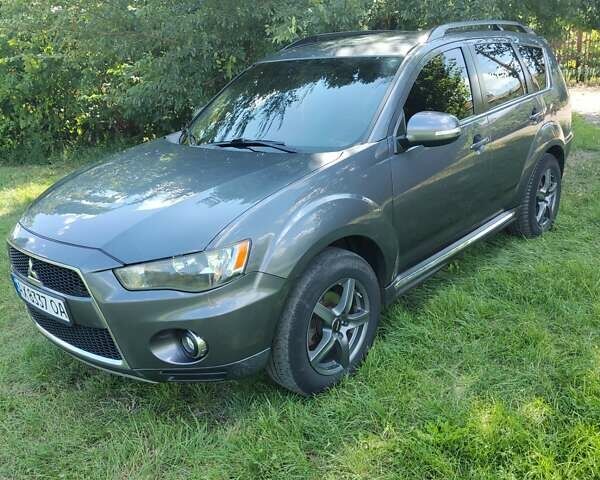 Серый Мицубиси Аутлендер ХЛ, объемом двигателя 2.36 л и пробегом 235 тыс. км за 10800 $, фото 1 на Automoto.ua