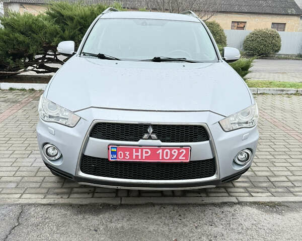 Сірий Міцубісі Аутлендер ХЛ, об'ємом двигуна 2.2 л та пробігом 259 тис. км за 11500 $, фото 1 на Automoto.ua