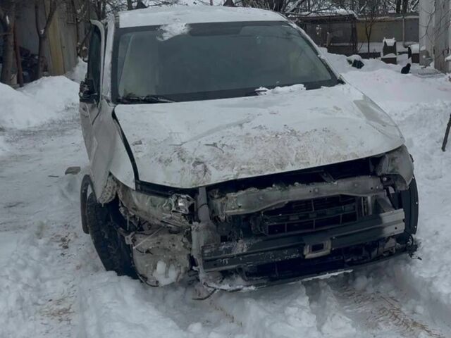 Белый Мицубиси Аутлендер, объемом двигателя 0 л и пробегом 3 тыс. км за 3500 $, фото 1 на Automoto.ua