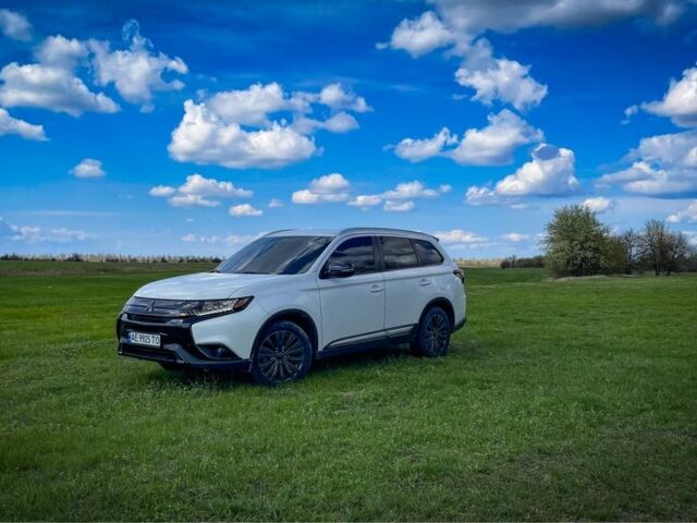 Белый Мицубиси Аутлендер, объемом двигателя 2.4 л и пробегом 150 тыс. км за 16000 $, фото 1 на Automoto.ua