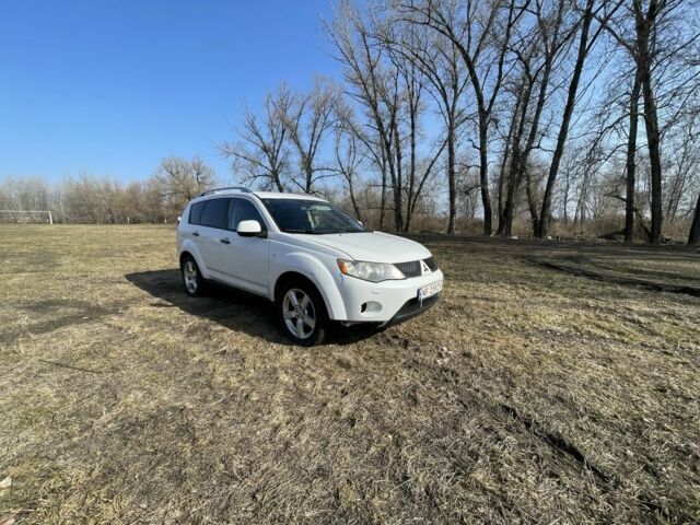 Белый Мицубиси Аутлендер, объемом двигателя 2 л и пробегом 250 тыс. км за 4200 $, фото 1 на Automoto.ua