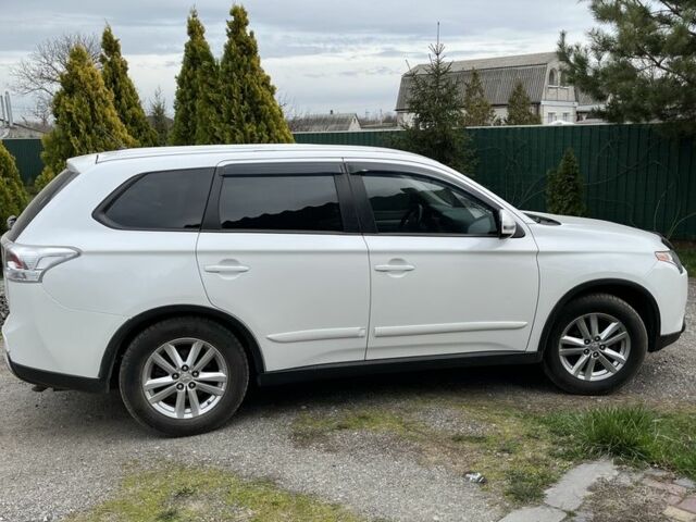 Белый Мицубиси Аутлендер, объемом двигателя 2.4 л и пробегом 189 тыс. км за 12700 $, фото 1 на Automoto.ua