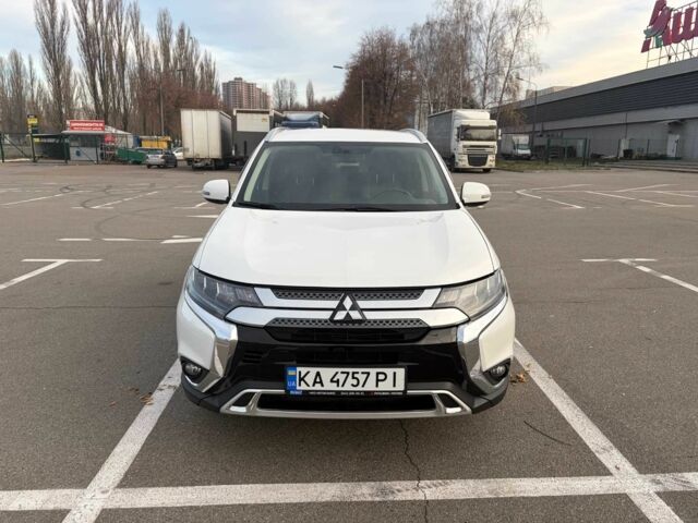 Белый Мицубиси Аутлендер, объемом двигателя 2.4 л и пробегом 168 тыс. км за 19500 $, фото 1 на Automoto.ua