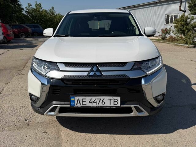 Белый Мицубиси Аутлендер, объемом двигателя 2 л и пробегом 175 тыс. км за 21079 $, фото 1 на Automoto.ua