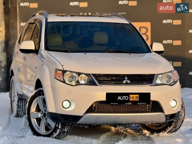 Білий Міцубісі Аутлендер, об'ємом двигуна 3 л та пробігом 313 тис. км за 8900 $, фото 1 на Automoto.ua