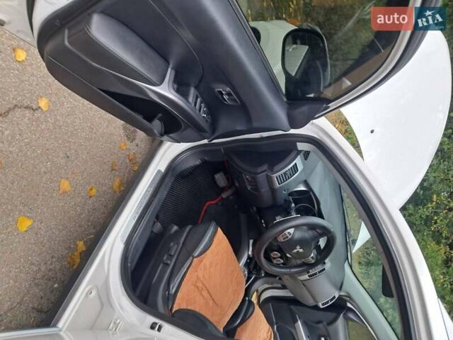 Білий Міцубісі Аутлендер, об'ємом двигуна 2.36 л та пробігом 185 тис. км за 9000 $, фото 1 на Automoto.ua