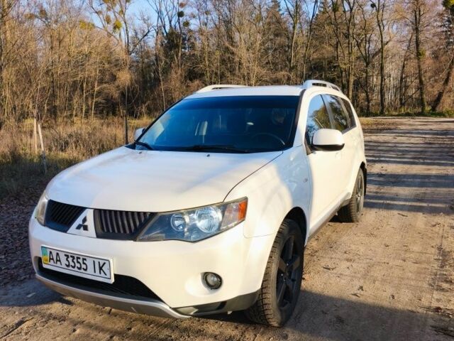 Белый Мицубиси Аутлендер, объемом двигателя 2.4 л и пробегом 149 тыс. км за 9000 $, фото 1 на Automoto.ua