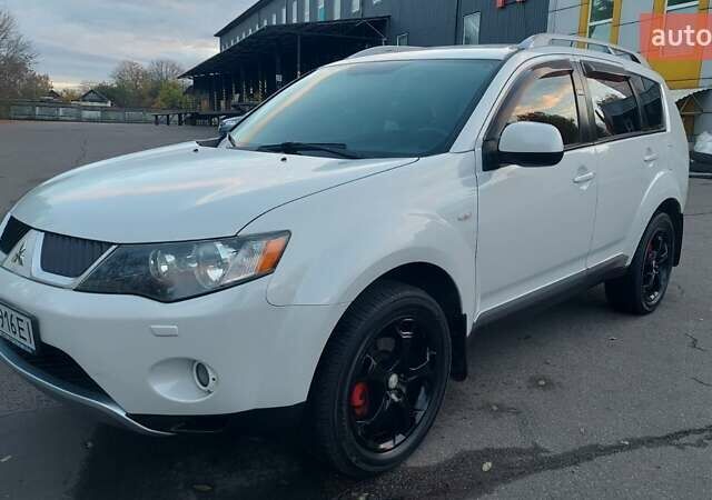 Белый Мицубиси Аутлендер, объемом двигателя 2.36 л и пробегом 185 тыс. км за 8950 $, фото 1 на Automoto.ua