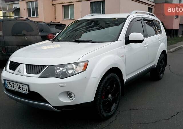 Белый Мицубиси Аутлендер, объемом двигателя 2.36 л и пробегом 186 тыс. км за 9250 $, фото 1 на Automoto.ua