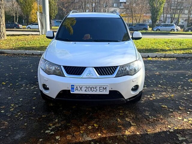Белый Мицубиси Аутлендер, объемом двигателя 2.4 л и пробегом 230 тыс. км за 9000 $, фото 1 на Automoto.ua