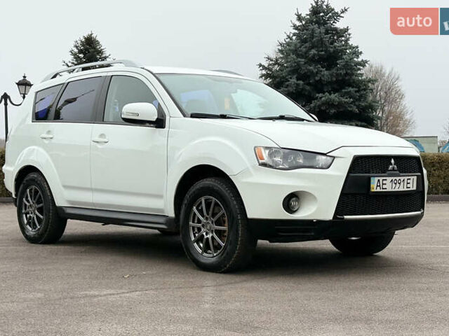 Белый Мицубиси Аутлендер, объемом двигателя 2.36 л и пробегом 260 тыс. км за 10000 $, фото 1 на Automoto.ua