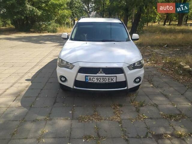 Белый Мицубиси Аутлендер, объемом двигателя 2.36 л и пробегом 212 тыс. км за 8900 $, фото 1 на Automoto.ua