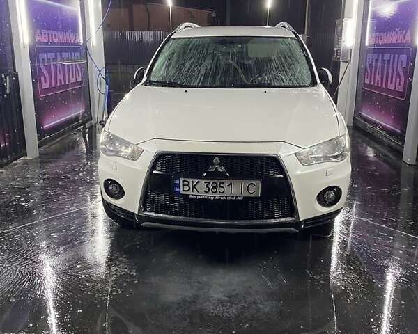 Белый Мицубиси Аутлендер, объемом двигателя 2.2 л и пробегом 260 тыс. км за 11000 $, фото 1 на Automoto.ua