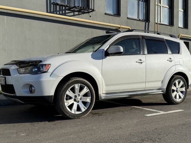 Белый Мицубиси Аутлендер, объемом двигателя 2.4 л и пробегом 223 тыс. км за 10500 $, фото 1 на Automoto.ua