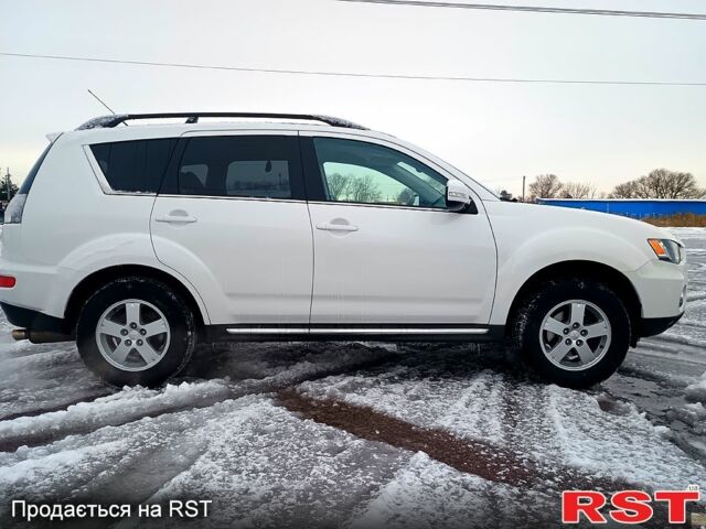 Белый Мицубиси Аутлендер, объемом двигателя 2 л и пробегом 149 тыс. км за 10900 $, фото 1 на Automoto.ua