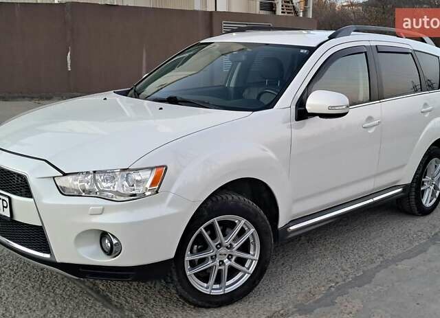 Белый Мицубиси Аутлендер, объемом двигателя 2.27 л и пробегом 191 тыс. км за 10999 $, фото 1 на Automoto.ua