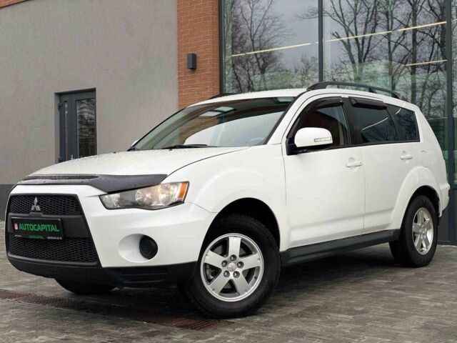 Белый Мицубиси Аутлендер, объемом двигателя 2 л и пробегом 248 тыс. км за 10490 $, фото 1 на Automoto.ua