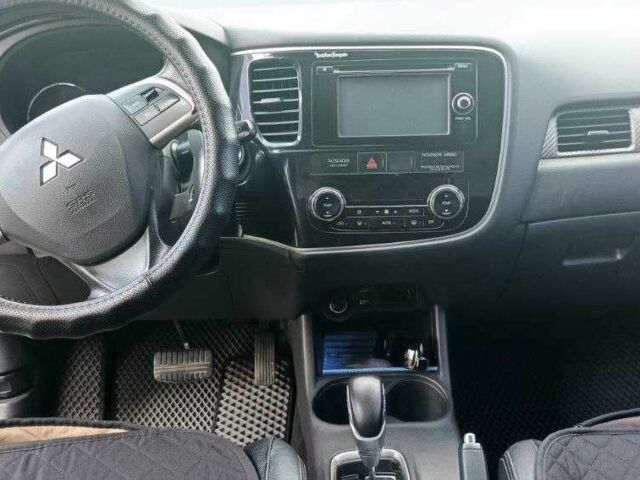 Білий Міцубісі Аутлендер, об'ємом двигуна 2.4 л та пробігом 300 тис. км за 12500 $, фото 1 на Automoto.ua