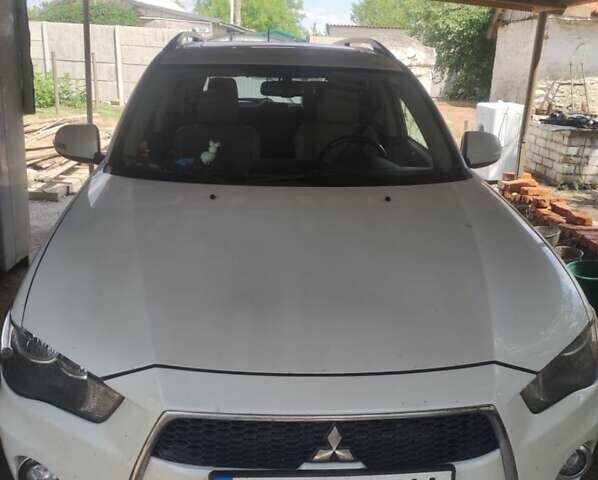 Белый Мицубиси Аутлендер, объемом двигателя 2.36 л и пробегом 113 тыс. км за 12500 $, фото 1 на Automoto.ua