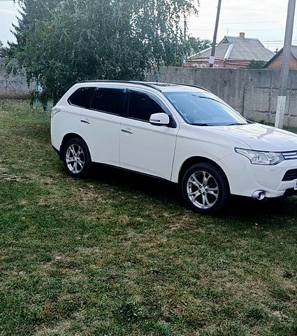 Белый Мицубиси Аутлендер, объемом двигателя 2.4 л и пробегом 300 тыс. км за 12500 $, фото 1 на Automoto.ua