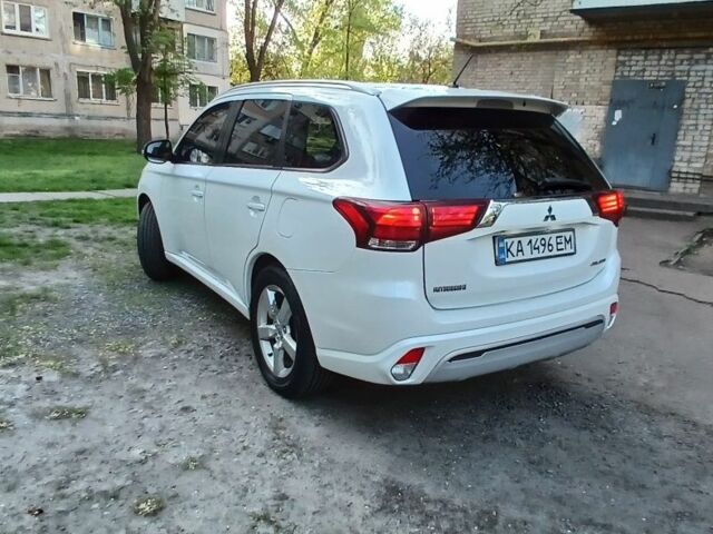 Білий Міцубісі Аутлендер, об'ємом двигуна 2 л та пробігом 253 тис. км за 10800 $, фото 1 на Automoto.ua