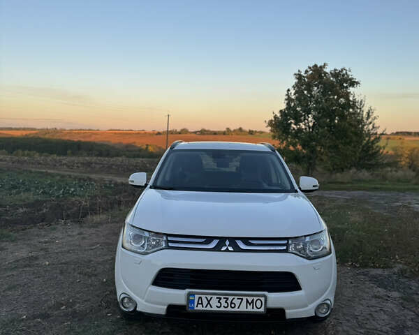 Белый Мицубиси Аутлендер, объемом двигателя 2.3 л и пробегом 250 тыс. км за 15000 $, фото 1 на Automoto.ua