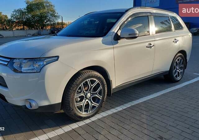 Белый Мицубиси Аутлендер, объемом двигателя 2.4 л и пробегом 175 тыс. км за 13800 $, фото 1 на Automoto.ua