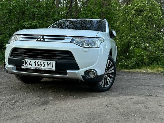 Белый Мицубиси Аутлендер, объемом двигателя 2.3 л и пробегом 215 тыс. км за 17000 $, фото 1 на Automoto.ua