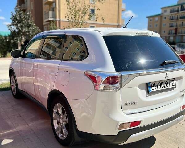 Міцубісі Аутлендер 2014 у Одесі на Automoto.ua Білий Міцубісі Аутлендер, об'ємом двигуна 2.36 л та пробігом 175 тис. км за 12500 $, фото 1 на Automoto.ua