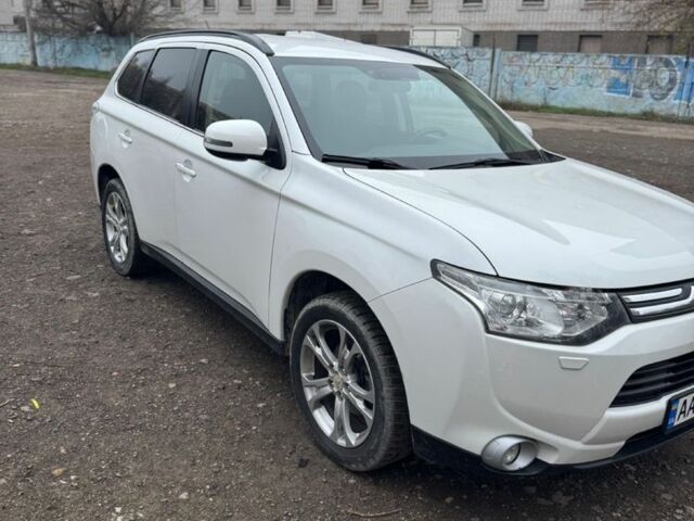 Белый Мицубиси Аутлендер, объемом двигателя 2.4 л и пробегом 201 тыс. км за 10000 $, фото 1 на Automoto.ua