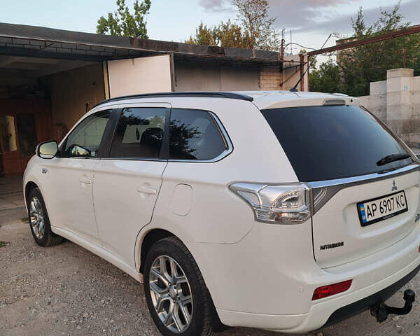 Белый Мицубиси Аутлендер, объемом двигателя 2 л и пробегом 143 тыс. км за 16300 $, фото 1 на Automoto.ua