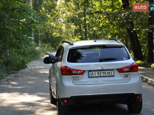 Белый Мицубиси Аутлендер, объемом двигателя 2 л и пробегом 132 тыс. км за 11500 $, фото 1 на Automoto.ua