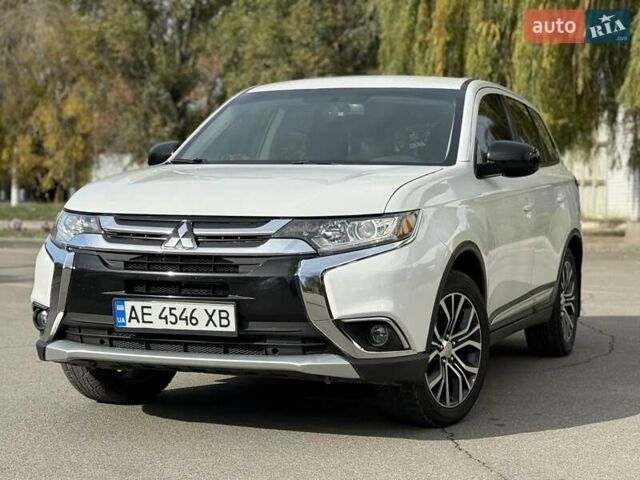 Міцубісі Аутлендер 2015 у Дніпро (Дніпропетровську) на Automoto.ua Білий Міцубісі Аутлендер, об'ємом двигуна 2.36 л та пробігом 178 тис. км за 14500 $, фото 1 на Automoto.ua