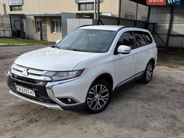 Белый Мицубиси Аутлендер, объемом двигателя 2.36 л и пробегом 169 тыс. км за 13300 $, фото 1 на Automoto.ua