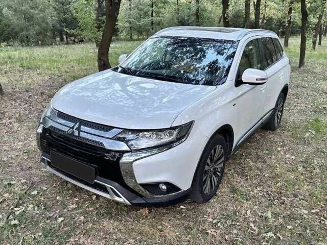 Білий Міцубісі Аутлендер, об'ємом двигуна 3 л та пробігом 109 тис. км за 10500 $, фото 1 на Automoto.ua
