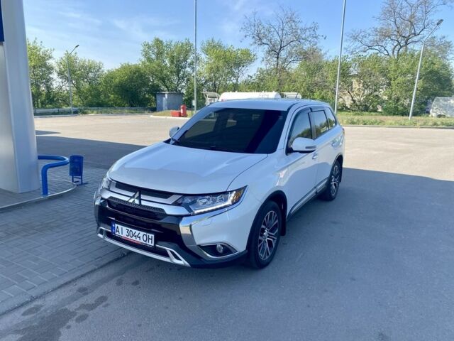 Белый Мицубиси Аутлендер, объемом двигателя 2.4 л и пробегом 130 тыс. км за 13999 $, фото 1 на Automoto.ua