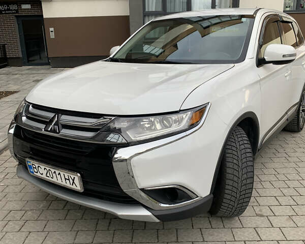 Белый Мицубиси Аутлендер, объемом двигателя 2.36 л и пробегом 47 тыс. км за 16000 $, фото 1 на Automoto.ua
