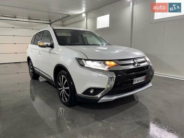 Белый Мицубиси Аутлендер, объемом двигателя 2.3 л и пробегом 234 тыс. км за 14990 $, фото 1 на Automoto.ua