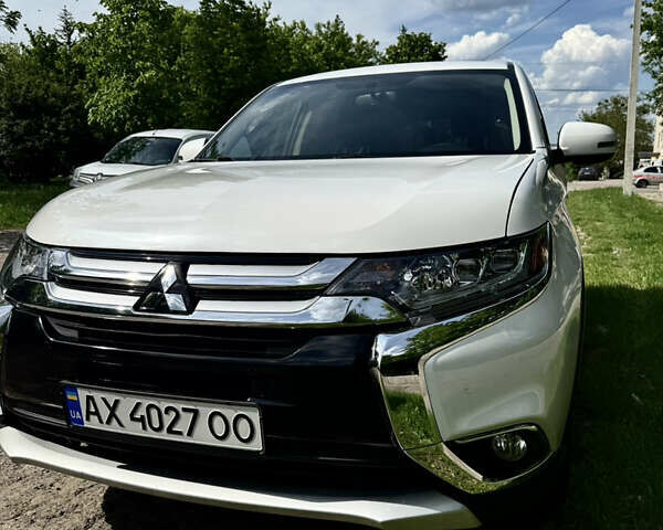 Белый Мицубиси Аутлендер, объемом двигателя 2.36 л и пробегом 119 тыс. км за 16000 $, фото 1 на Automoto.ua