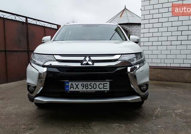 Белый Мицубиси Аутлендер, объемом двигателя 2.35 л и пробегом 127 тыс. км за 19000 $, фото 1 на Automoto.ua