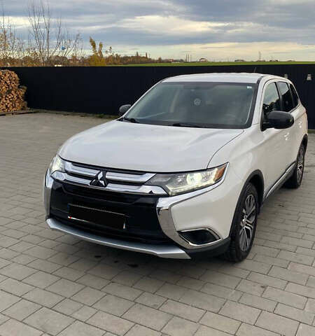 Белый Мицубиси Аутлендер, объемом двигателя 2.36 л и пробегом 151 тыс. км за 16700 $, фото 1 на Automoto.ua