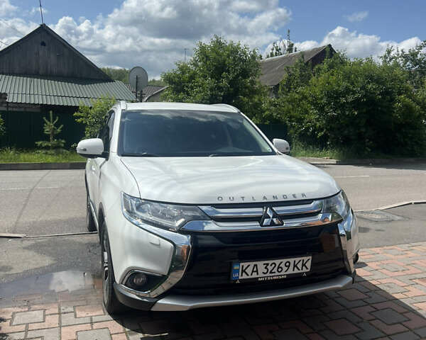 Білий Міцубісі Аутлендер, об'ємом двигуна 2.36 л та пробігом 55 тис. км за 18000 $, фото 1 на Automoto.ua