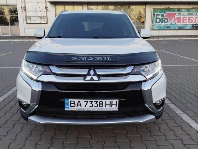 Белый Мицубиси Аутлендер, объемом двигателя 2.36 л и пробегом 147 тыс. км за 13800 $, фото 1 на Automoto.ua