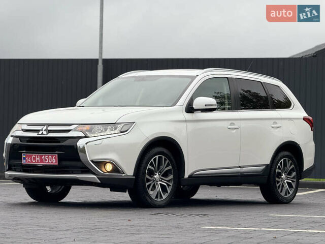 Мицубиси Аутлендер 2016 в Самборе на Automoto.ua Белый Мицубиси Аутлендер, объемом двигателя 2.23 л и пробегом 215 тыс. км за 17500 $, фото 1 на Automoto.ua