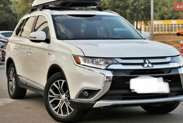 Белый Мицубиси Аутлендер, объемом двигателя 3 л и пробегом 150 тыс. км за 19300 $, фото 1 на Automoto.ua