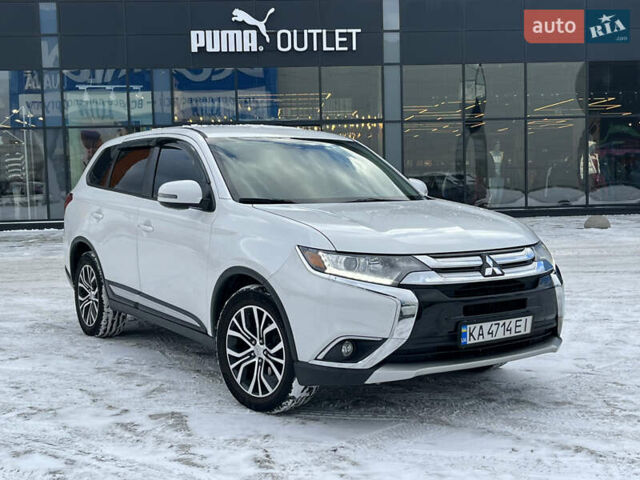 Белый Мицубиси Аутлендер, объемом двигателя 2.36 л и пробегом 210 тыс. км за 12990 $, фото 1 на Automoto.ua