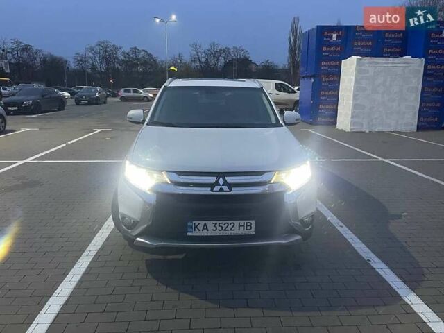Белый Мицубиси Аутлендер, объемом двигателя 3 л и пробегом 148 тыс. км за 18500 $, фото 1 на Automoto.ua
